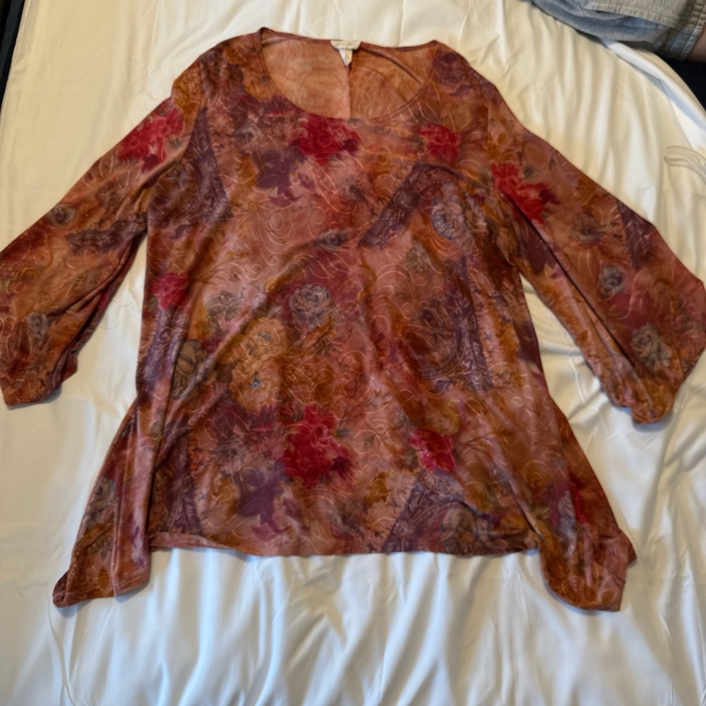 Women’s 2XL top, 95% polyester and 5% spandex, with a flowy fit, floral print.